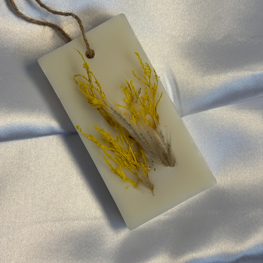 Hawaiian Breeze soy wax wardrobe diffuser sachet with tropical floral fragrance.