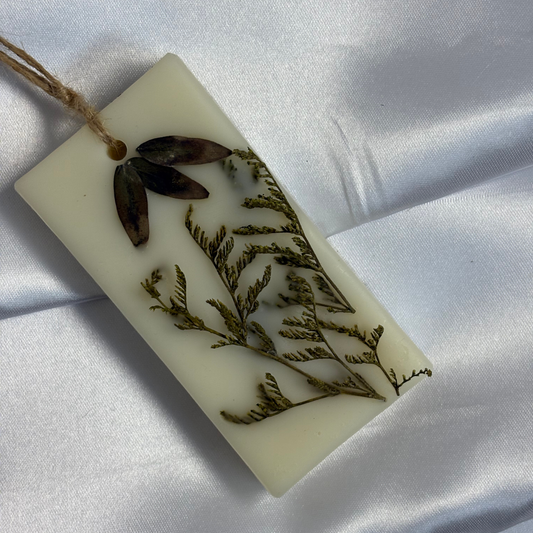 Plaid & Pine soy wax wardrobe diffuser with cedarwood and pine fragrance.